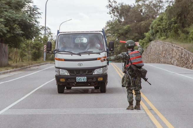 金防部官兵與警察共同實施交通管制。（記者陳怡璿攝）
