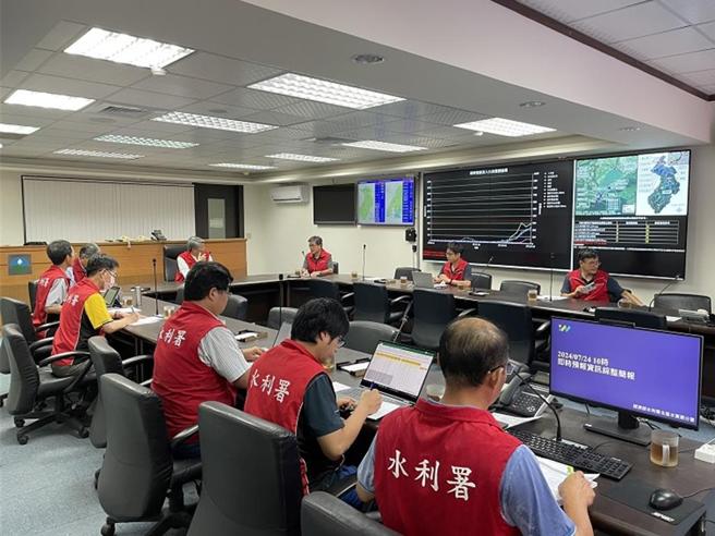 經濟部長郭智輝24日上午由水利署長賴建信陪同，前往石門水庫視察石門水庫防颱應變情形。圖／經濟部提供