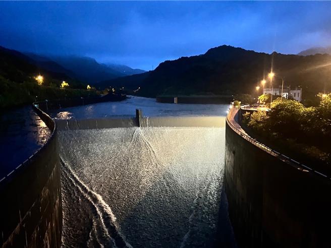 員山子分洪管理中心今天下午5時許發現側流堰已達警戒水位62.5公尺，立刻進行分洪。（十河川分署提供）