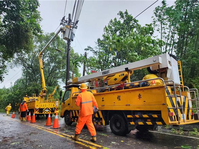 北台南地区1万多户因颱风停电，台电派员在风雨中抢修，已復电逾8成。（台电新营区营业处提供／张毓翎台南传真）