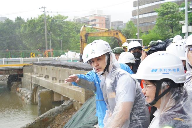 北市府24日晚间宣布，依据交通部中央气象署最新天气预报资料，台北市明日仍达停班停课的标准，因此经基北北桃讨论达成共识，25日仍停止上班上课。（北市府提供／丁上程台北传真）