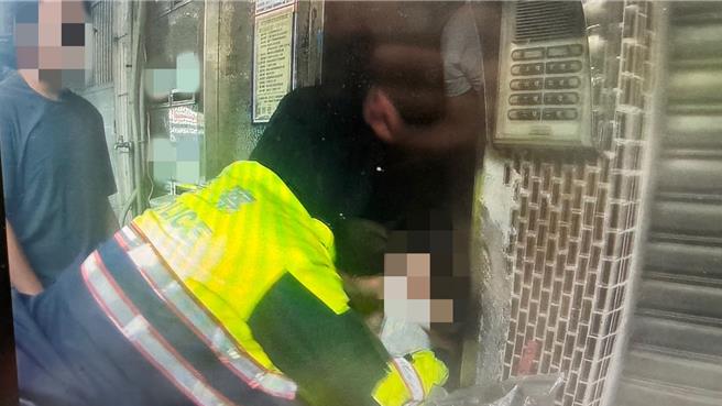 汐止分局員警將女童帶回派出所安置協尋。（警方提供）