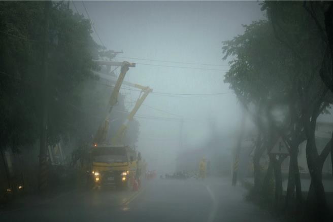 因凱米颱風侵襲，致影響桃園市各區10544戶停電，台電獲報後立即派員前往搶修，至20時復電8501戶，台電緊急搶修中。（台電提供）