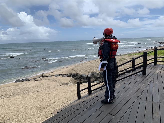 海巡署北部分署表示，目前未收到民眾檢舉該父親，但若擅闖禁（限）制公告區域，經勸導不離去者最高可處25萬元罰鍰。（海巡署北部分署提供）