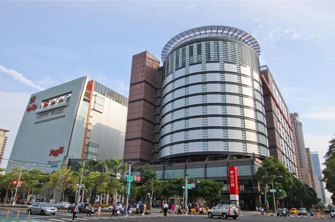 因應強颱來襲，包括新光三越在內的台中百貨業者，24日營業時間均提前於下午5點打烊！圖／曾麗芳