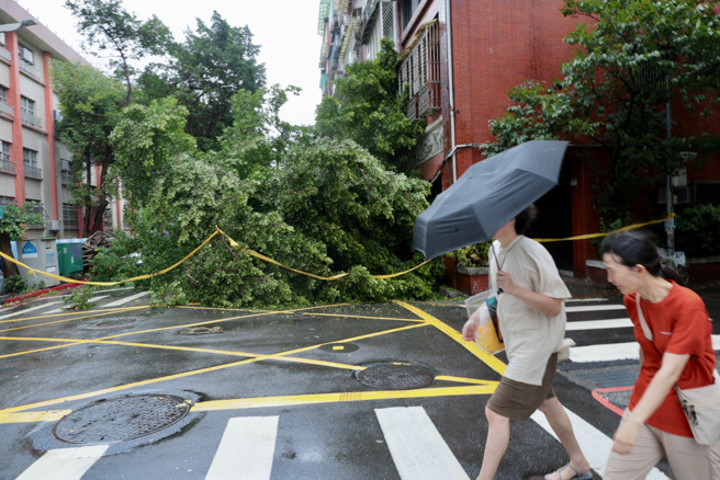 凯米颱风来势汹汹，各县市纷纷宣布放颱风假，却有网友逆风表示不希望放假。（图／记者郭吉铨摄影）