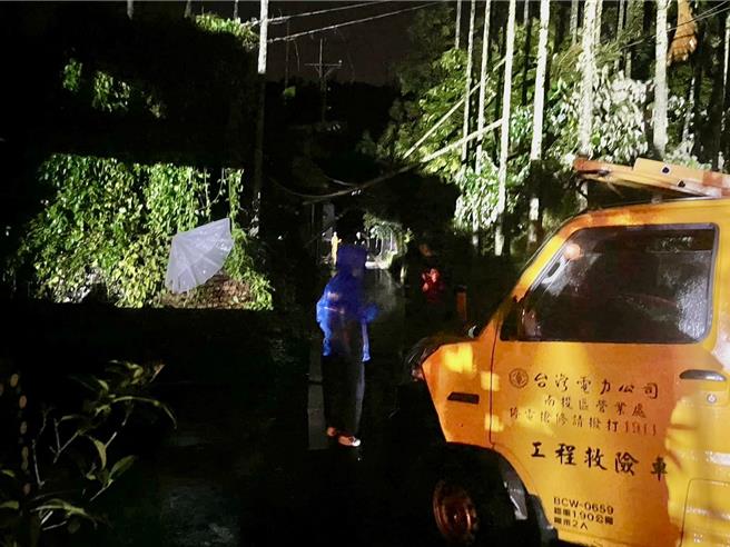 强颱凯米来袭造成大停电，2名男子清屋顶时摔落受伤，1机车骑士遭吹断的线缆打中摔车。（民眾提供／杨静茹南投传真）