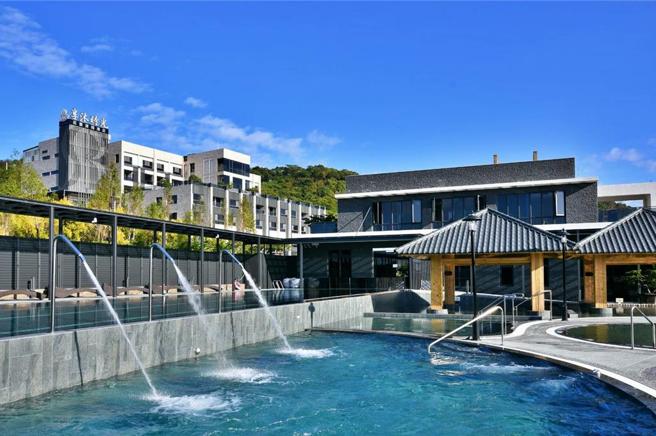 享沐时光拥有苗栗最大的700坪露天风吕，内含长约40米游泳池，旅人们可以自由随心选择想要的泡汤方式！图／业者提供