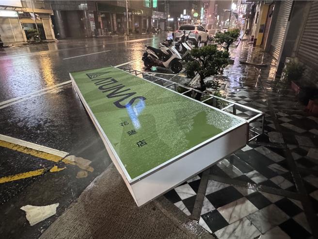 颱風行徑詭異，直襲花蓮，市區處處見招牌掉落。（民眾提供）