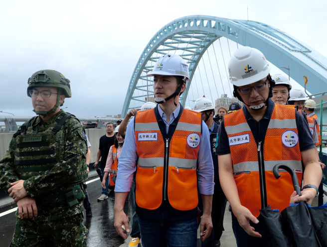 台北市長蔣萬安（中）24日前往中正橋（川端橋）視察改建工程及防颱防汛整備情形。（郭吉銓攝）