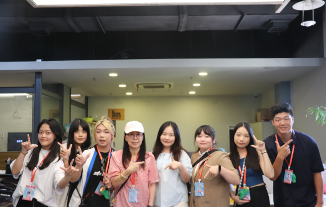 披荊斬棘的哥哥節目組老師及實習生與主辦方合影。（攝/李品臻）