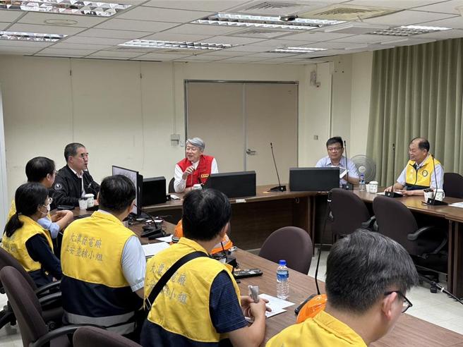 經濟部郭智輝部長24日視察大潭電廠防颱應變工作。（圖／台電提供）