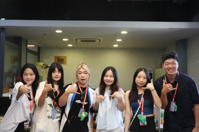 披荊斬棘的哥哥節目組老師及實習生合影。（攝/李品臻）