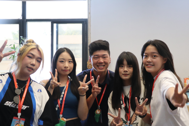 披荊斬棘的哥哥節目組實習生合影。（攝/李品臻）