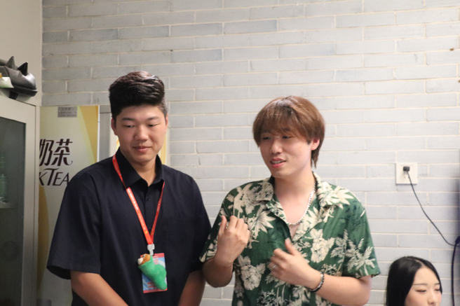 披荊斬棘的哥哥節目組實習生何旻謙與大陸實習生小戴組成學伴創意發想。（攝/李品臻）