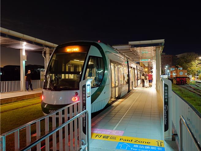 高雄轻轨、渡轮、YouBike公布明天暂停营运，将视风雨情形公告復驶时间。（任义宇摄）