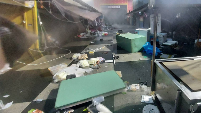 花蓮東大門夜市不敵「凱米來襲」，攤販物品一片倒。（圖／翻攝自記者爆料網）