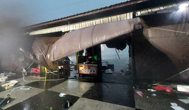 花蓮東大門夜市不敵「凱米來襲」，攤販物品一片倒。（圖／翻攝自記者爆料網）