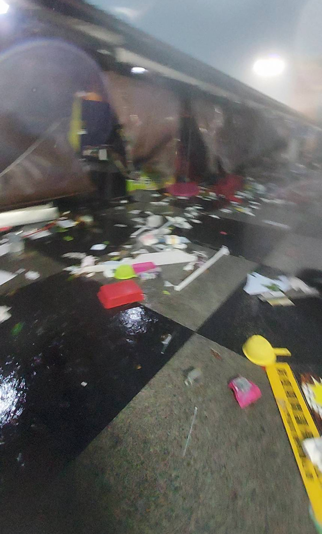 花蓮東大門夜市不敵「凱米來襲」，攤販物品一片倒。（圖／翻攝自記者爆料網）