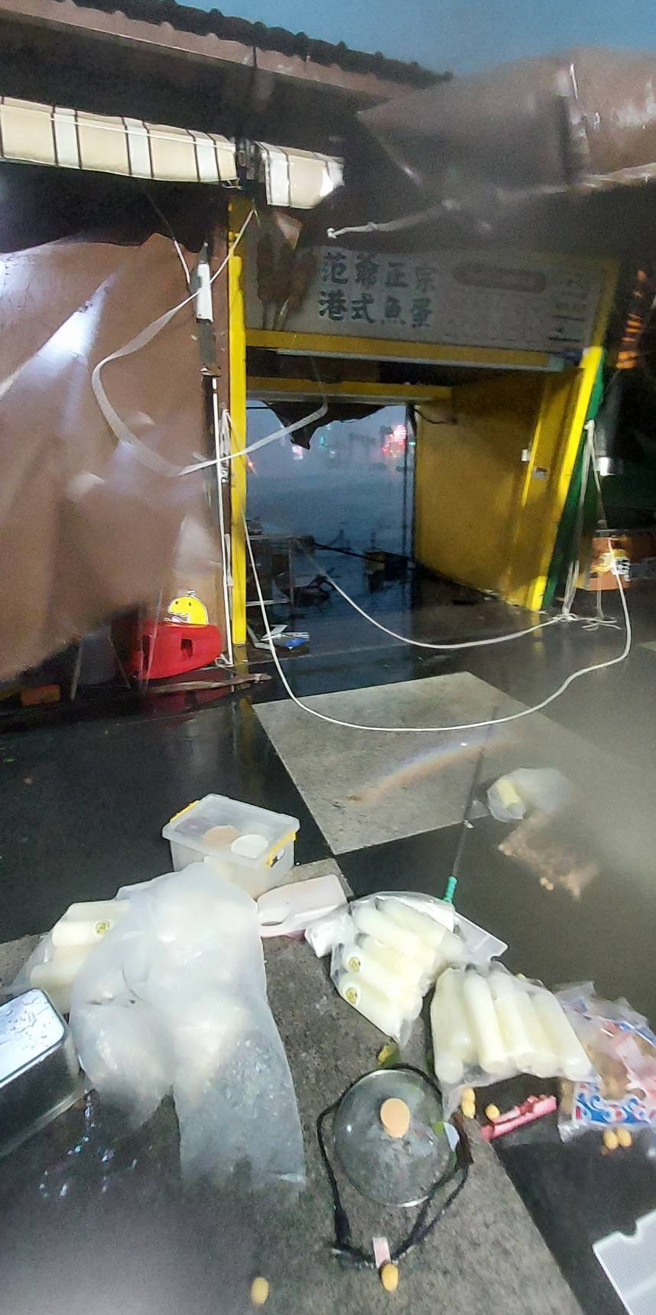 花蓮東大門夜市不敵「凱米來襲」，攤販物品一片倒。（圖／翻攝自記者爆料網）