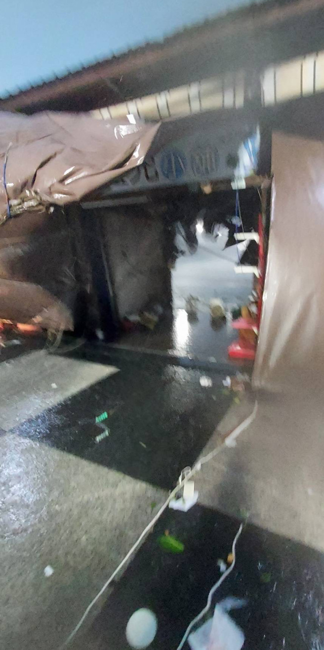 花蓮東大門夜市不敵「凱米來襲」，攤販物品一片倒。（圖／翻攝自記者爆料網）