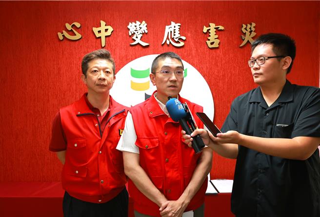 中度颱风凯米来袭，基隆市晚间8时与北北桃共同宣布明日仍继续停班停课，基隆市长谢国梁（中）坐镇灾害应变中心，也呼吁民眾不要出门以策安全。（基隆市政府提供／徐佑升基隆传真）