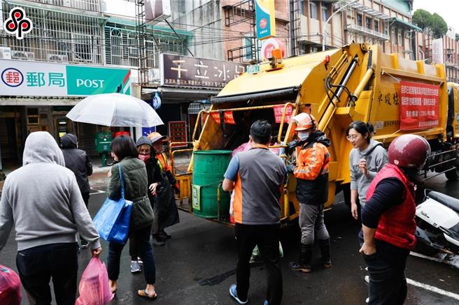 台北市環保局宣布，由於中央氣象署預報顯示明午過後北部地區風雨將逐漸減緩，因此25日夜間將會加班收運垃圾。(本報資料照片)
