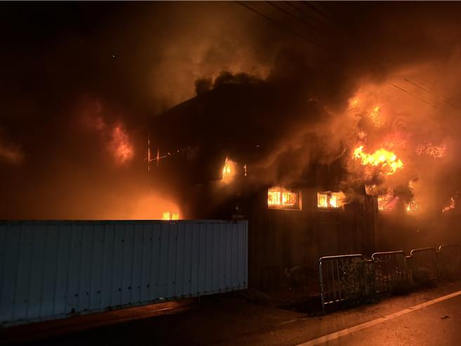 台中市神岡區溪頭路1處工廠於24日晚間8點多發生火警，台中市消防局獲報後派人車前往灌救，初步確認工廠內無人受困、受傷。（台中市消防局提供／張妍溱台中傳真）