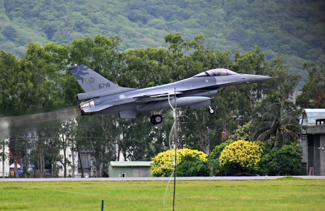 國防部漢光40號演習，空軍F-16AM戰機23日從空軍花蓮基地起飛，執行演訓任務。（資料照片/劉宗龍攝）
