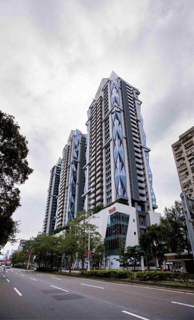 新光三越全台15分店7月25日延后至下午2点才营业，图为新光三越 Diamond Towers。（资料照）