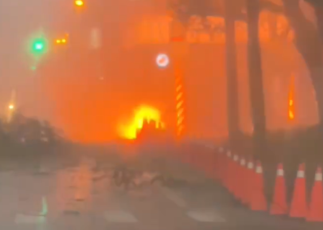 花莲市民国路上有间连锁咖啡厅旁的变电箱，今晚间不明原因爆炸起火。（图／民眾提供）