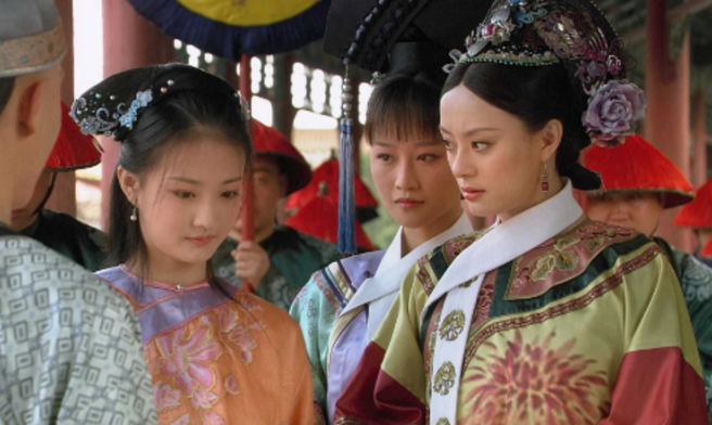 徐璐(左)昔日在《后宫甄嬛传》饰演甄嬛(右)的妹妹甄玉娆，而打开知名度。（图／摘自《甄嬛传》剧照）