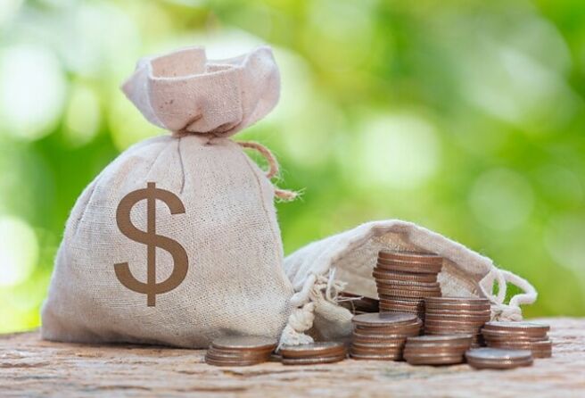 自2016年起政府开始公布薪资中位数，中位数不受极端值影响，较接近一般人的感觉。图／freepik