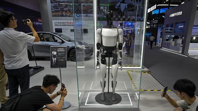 7月初，特斯拉第二代人形機器人Optimus在上海世界人工智能大會亮相。圖／美聯社