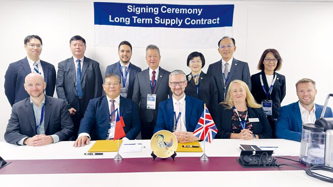 漢翔董事長胡開宏（後排左四）率隊前往英國法茵堡航展，首日即由漢翔總經理馬萬鈞（前排左二）代表，與歐洲大廠簽署發動機零組件70億元長約。圖／漢翔提供