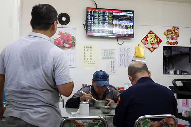 不少台股基金投資人居高思危，改以定時定額方式參與新高行情。圖／本報資料照片