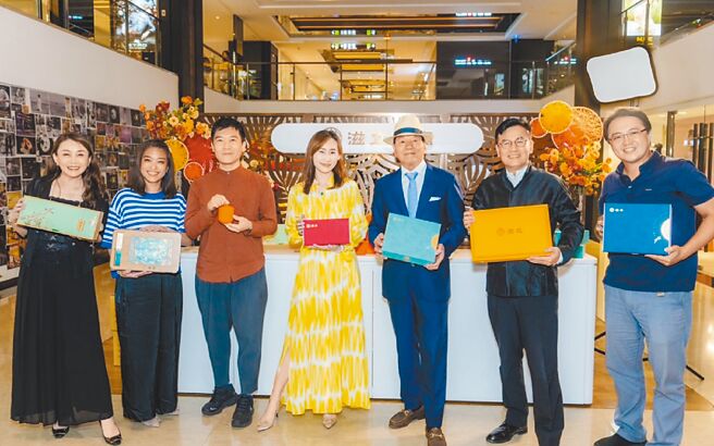 滋立集團總經理李靖葦（中）、滋立設計總監劉漢仲（右二）與多位中秋禮盒合作品牌主理人共同於中秋禮盒發表會合影。圖／滋立集團提供