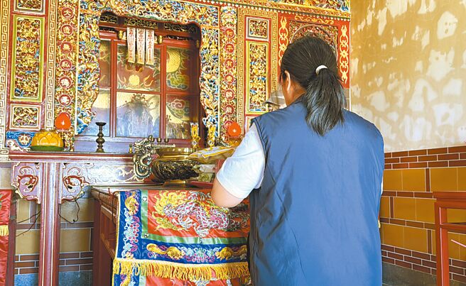 滞留大陆的胡姓钓客返台露曙光，胡母喜极而泣，盼陆方能尽速送返她儿子，让一家人早日团圆。（本报资料照片）