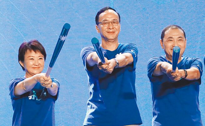 國民黨主席朱立倫（中）明年有意尋求連任，傳出新北市長侯友宜（右）獲金溥聰支持，台中市長盧秀燕（左）也被黨內點名可能參選，為2028年總統大選備戰。（本報資料照片）