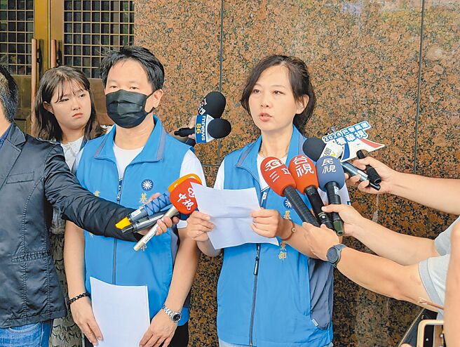 前總統馬英九到基隆力挺基隆市長謝國樑的宣傳文宣，遭公民團體二次創作製成哏圖，國民黨基隆市黨部書記長李銘議（右二）及發言人郭建芳（右一）23日赴基隆地檢署提告。（張志康攝）