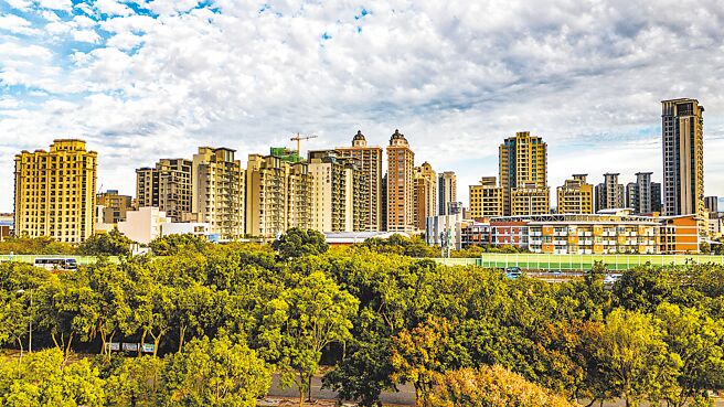 新竹县政府优先针对16层以上有安装充电桩及未申报公共安全的大楼，从25日展开公安及电气安全联合稽查。（罗浚滨摄）