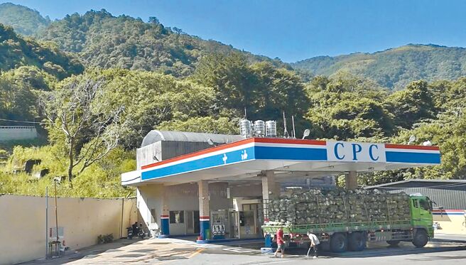 台14線71公里處加油站有「全國最悲情加油站」封號，去年8月因卡努風災遭土石流淹沒，業者在辦公室外圍加裝防水鐵捲門防範，員工說「最好備而不用」。（民眾提供／楊靜茹南投傳真）