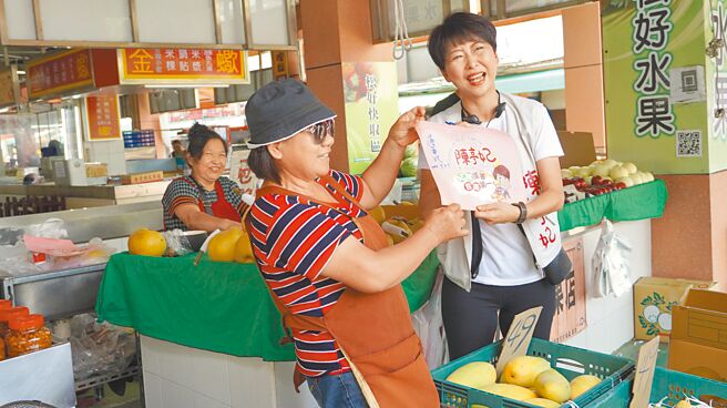 立委陳亭妃（右）23日正式展開民進黨2026台南市長初選「傾聽之旅」競選拜票行程，首站選擇「下營區」玄天上帝廟起跑，意喻「會贏」。（寶智華攝）