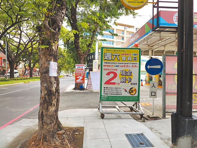 高雄輕軌大順路段進行人行道整修，剛完工就遭廣告招牌占用，讓路權團體怒批是半吊子的人本工程，警方回應可依法開罰。（任義宇攝）