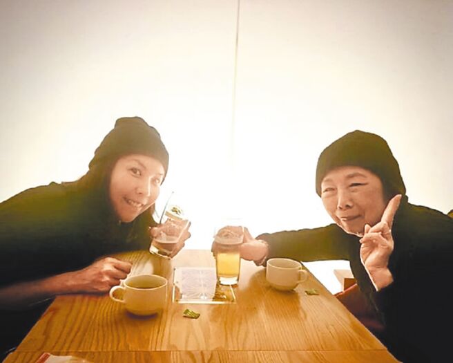 许茹芸（左）23日悲伤透露妈妈逝世消息。（摘自许茹芸脸书）