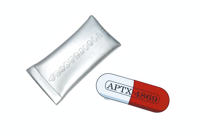 名侦探柯南×JINS，人气角色系列的专属镜袋、镜布也深具巧思，银色镜袋印有人气角色们图样，镜布则是以APTX-4869胶囊为设计。（JINS提供）