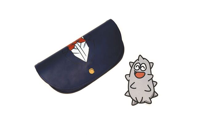 名侦探柯南×JINS旗舰版switch系列眼镜就附赠专属镜盒、镜布。（JINS提供）