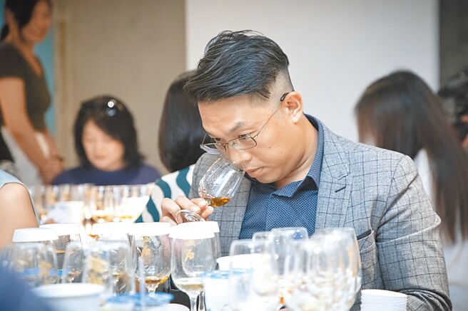 参与过金威奖素人盲测民眾认为，能够一次品饮8支酒款，机会非常难得。（金威奖提供）饮酒过量 有碍健康