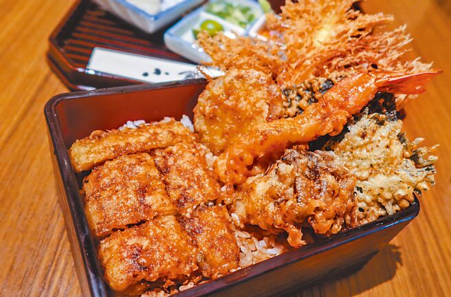 小仓屋举办「2024土用丑盛夏鳗鱼祭」，并推出新品「鳗天定食」。（粘耿豪摄）