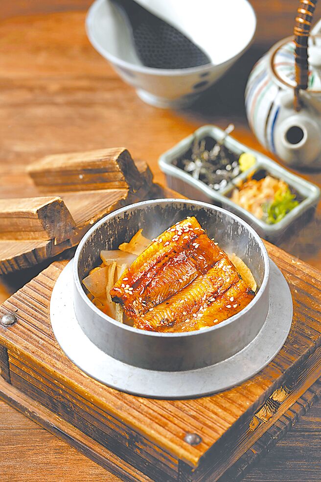 鸟丈炉端烧推出盛夏鳗鱼飨宴，图为鳗鱼釜饭。（鸟丈炉端烧提供）